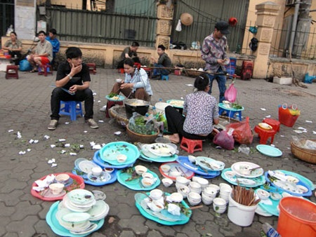 Những kiểu ăn uống nguy hiểm của người Việt - 1 Rất nhiều thói quen ăn uống nguy hiểm xuất phát từ những hang quán như thế này