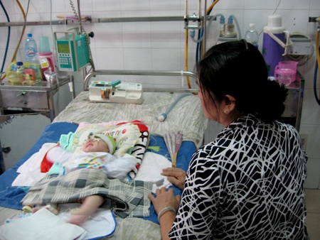 Bé sơ sinh suýt mất mạng vì “lang vườn” - 1 Cháu M. đang được điều trị Bệnh viện Đa khoa trung tâm tỉnh Tiền Giang.