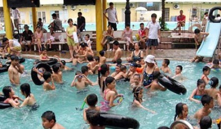 Bể bơi chứa đàm dãi, nước mũi, thậm chí cả nước tiểu - 1 Người lớn trẻ em chen chúc nhau trong bể bơi (ảnh ANTĐ)