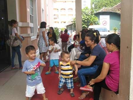 Phụ huynh các tỉnh bỏ việc, đổ xô lên TPHCM chích ngừa cho con - 1 Chờ tiêm ngừa bệnh sởi ở Bệnh viện Nhi đồng 2