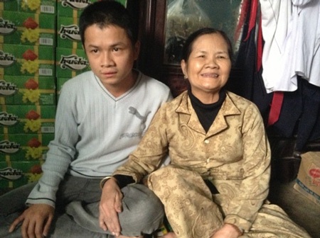 Kỳ lạ: Cả gia đình bỗng nhiên hóa điên, rồi bỗng nhiên tỉnh lại! - 1 Bài Muôn bên cạnh con trai bị điên đã tỉnh lại.