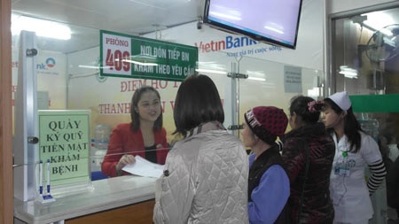 Bất ngờ vì không phải xếp hàng dài thanh toán viện phí - 1 Bất ngờ vì không phải xếp hàng dài thanh toán viện phí