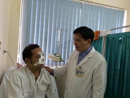 BS Đào Văn Giang khám cho bệnh nhân. Ảnh: H.Hải