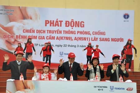 Ngăn chặn cúm gia cầm: Bắt đầu từ ý thức người dân vùng biên - 2 Thứ trưởng Bộ Y tế kiểm tra khu vực cách ly nghi nhiễm cúm gia cầm tại cửa khẩu Hữu Nghị (Lạng Sơn)