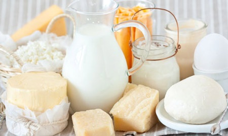 Top 12 loại thực phẩm giàu protein tốt cho sức khỏe - 2 2. Sữa và các chế phẩm từ sữa