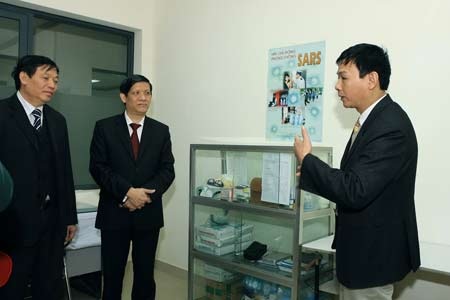 Ngăn chặn cúm gia cầm: Bắt đầu từ ý thức người dân vùng biên - 1 Thứ trưởng Bộ Y tế kiểm tra khu vực cách ly nghi nhiễm cúm gia cầm tại cửa khẩu Hữu Nghị (Lạng Sơn)