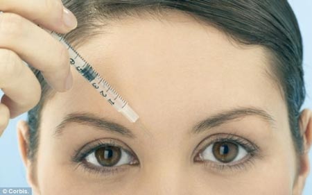 Bơm mỡ xóa nhăn, coi chừng mù mắt! - 1 Bơm chất làm căng da và xóa nếp nhăn vào vùng trán có thể
gây tổn thương mắt