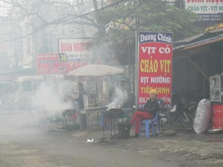 Những quán vịt nướng, tiết canh ở Vân Đình, Hà Nội vẫn đắt
khách trong mùa dịch cúm.