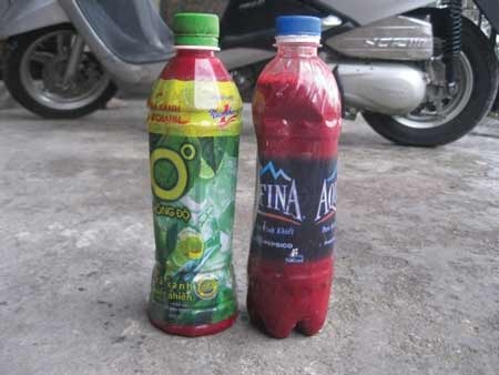 Tiết vịt được đựng trong chai để mang ra chợ bán.