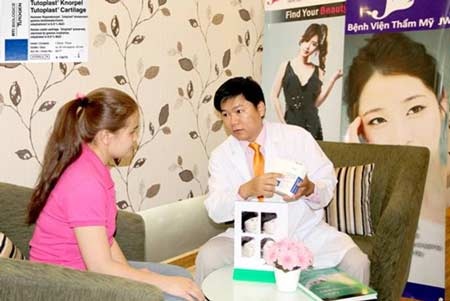 Bác sĩ Tú Dung đang tư vấn cho khách hàng tại Thẩm mỹ Hàn quốc JW