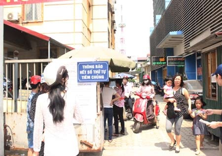 9h sáng TT Y tế dự phòng đã treo biển hết số thứ tự tiêm chủng