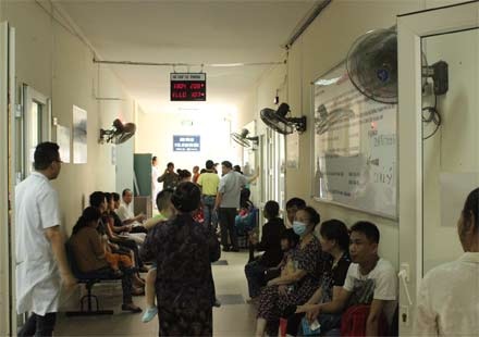 9h sáng TT Y tế dự phòng đã treo biển hết số thứ tự tiêm chủng