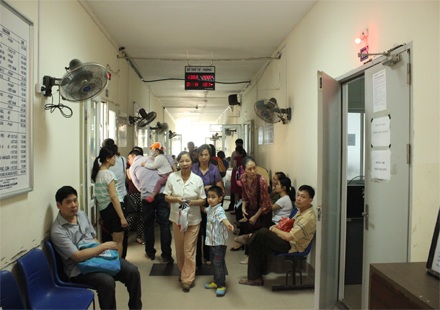Nhiều người phải chờ cả buổi...