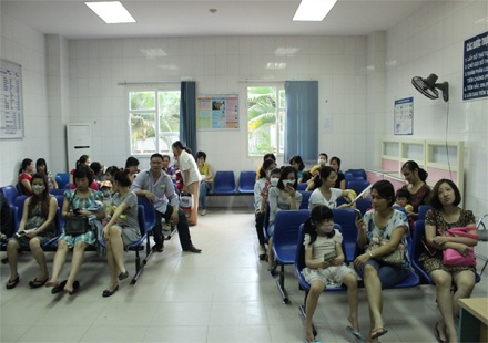 và rồi bức xúc vì bác sĩ thông báo hết thuốc khi đến lượt