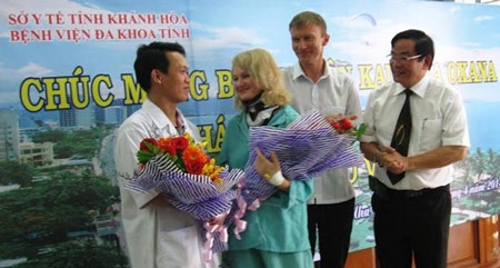 Nữ du khách bị cá nhái đâm vào cổ đã xuất viện sau khi lấy ra 22 mảnh xương - 1 Nữ du khách bị cá nhái đâm vào cổ đã xuất viện sau khi lấy ra 22 mảnh xương