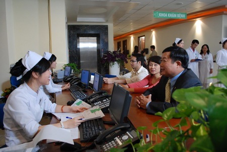 Đẩy mạnh dịch vụ y tế “ngoại” với giá nội! - 1 Đón tiếp bệnh nhân tại bệnh viện Thu Cúc