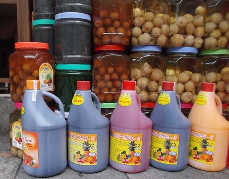 Siro hoa quả mập mờ chất lượng “vào mùa” - 1 Các chai siro bày ngay trên nền gạch. Ảnh: Phục Long