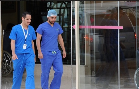 Hội chứng hô hấp Trung Đông đang hoành hành ở Ả rập Xê út - 1 Nhân viên y tế đang rời khỏi 1 trung tâm cấp cứu ở Ả rập Xê út