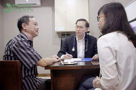 Bác sĩ Singapore chia sẻ bí quyết “chiến thắng” ung thư - 2 BS Ang đang tư vấn cho bệnh nhân tại khoa Ung bướu, BV Đa khoa Quốc tế Thu Cúc