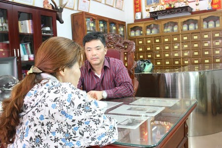 Lương y xóm núi ôm nghiệp cứu người - 2 Rất nhiều người bị bệnh dạ dày đã được ông Hùng cứu chữa.