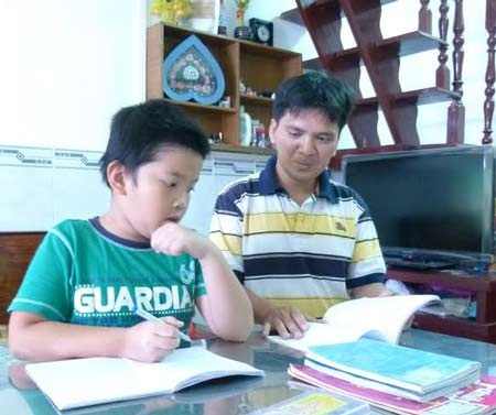 Bí quyết học giỏi, thi tốt của “Chiến binh nhí” Phước Trần Quang Hưng - 2 Anh Phước Minh – ba bé Quang Hưng hướng dẫn bé học tại nhà