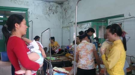 Khoa Truyền nhiễm bệnh viện Nhi Hải Phòng chật kín trẻ mắc sởi - 3 Các phụ huynh đều lo lắng khi thấy nhiều trẻ bị sởi tại viện.