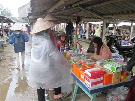 Cẩn trọng với “thuốc tây” bán ở... chợ - 1 Cảnh mua bán thuốc Tây tại chợ Sặt