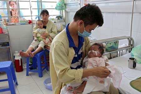 Làm gì để phòng sởi, khi trẻ chưa đến tuổi tiêm phòng? - 1 Bệnh nhi đang điều trị bệnh sởi ở BV Nhi Trung ương (Ảnh: Hải Nguyễn)