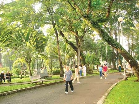 Đi bộ chữa được nhiều bệnh  - 1 Đi bộ buổi sáng trong công viên.