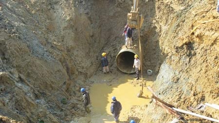 Nghịch lý nước sạch Thủ đô: Muốn sạch, mua thêm máy lọc - 1 Công nhân khắc phục đường ống nước sông Đà bị vỡ gần đây. Ảnh: HQ