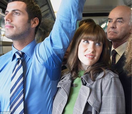 Ngửi… nách để tìm tình yêu đích thực - 1 Ngửi… nách để tìm tình yêu đích thực