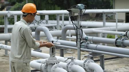 Nước sinh hoạt Hà Nội không lọc hết độc tố - 2 Công nhân vận hành trạm bơm Trúc Bạch. Ảnh: như ý
