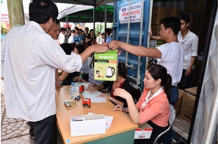 Phía bên ngoài siêu thị, khách hàng xếp hàng chờ nhận phiếu quà tặng từ sáng sớm