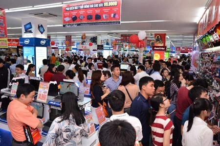 Chen chân mua hàng điện máy khuyến mại “khủng” đầu hè