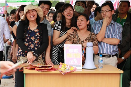 Phía bên ngoài siêu thị, khách hàng xếp hàng chờ nhận phiếu quà tặng từ sáng sớm