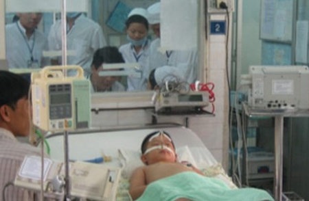 Có tới 3, 4 dịch bệnh chồng lên nhau - 1 Bệnh nhi mắc tay chân miệng đang được điều trị tại Bệnh viện nhi đồng 1, TP.HCM- Ảnh: TL