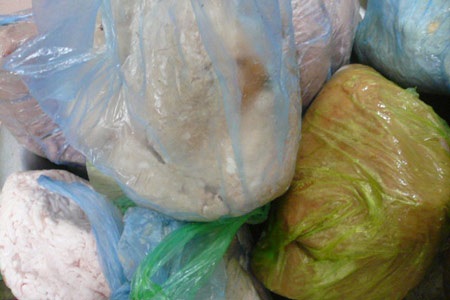 Kinh hoàng xem các công đoạn làm giò chả - 2 Những tảng thịt nằm chồng chất dưới nền nhà cáu bẩn.