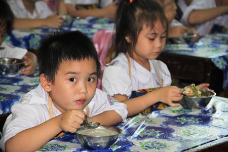 Đà Nẵng: Triển khai áp dụng bộ thực đơn chuẩn cho học sinh - 1 Học sinh tiểu học bán trú đang ăn trưa