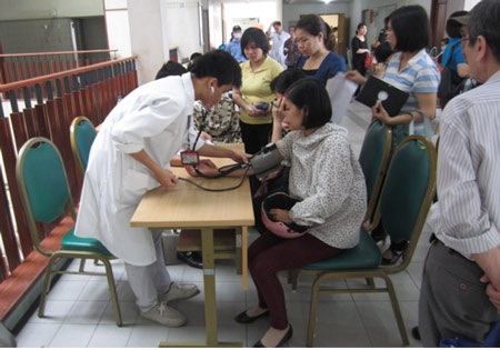 Mục sở thị ngày khám sàng lọc, tư vấn và phát thuốc hen miễn phí - 3 Bệnh nhân được đo huyết áp, cân nặng, chiều cao trước khi vào hội trường để BS khám.
