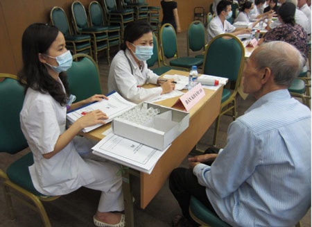 Mục sở thị ngày khám sàng lọc, tư vấn và phát thuốc hen miễn phí - 4 BS khám nội cho bệnh nhân