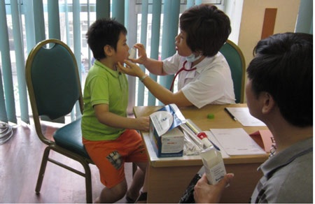 Mục sở thị ngày khám sàng lọc, tư vấn và phát thuốc hen miễn phí - 6 BS hướng dẫn sử dụng thuốc cho bệnh nhân tại 1 bàn khám Nhi, có sự theo dõi của phụ huynh của trẻ