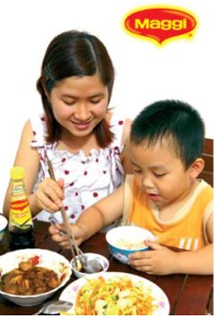 Câu chuyện văn hóa ẩm thực của Maggi - 2 Chú thích ảnh: MAGGI - gắn kết tình yêu thương qua những mâm cơm giản đơn hàng ngày