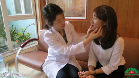 Trị mụn an toàn bằng công nghệ mới Healite tại Thẩm mỹ Hồng Ngọc - 3 Bác sĩ Hàn Quốc tại thẩm mỹ Hồng Ngọc khám và trị liệu trực tiếp cho khách hàng