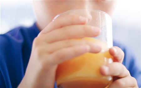 Chỉ nên uống một cốc nước trái cây mỗi ngày - 1 Nước trái cây và nước ngọt có ga là nguồn đường lớn nhất ở trẻ em từ 4 – 18 tuổi tại Anh