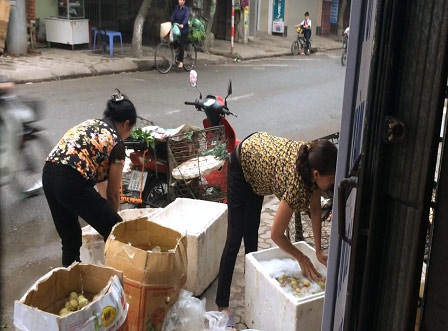 Thương lái tập trung tại đây để làm sạch đào bằng nước xà phòng