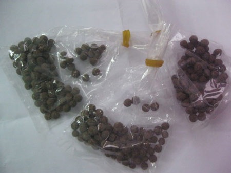 Chết oan vì tin “lang vườn” chữa được bệnh dại - 2 “Thuốc” giải độc bà Nga đã bán cho phóng viên.