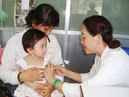 Bệnh bại liệt: Những điều đừng quên! - 2 Uống hay tiêm vắc xin bại liệt đều hiệu quả (ảnh internet minh họa)