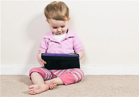 Chơi trên iPad khiến trẻ nói kém! - 1 Chơi trên iPad khiến trẻ nói kém!