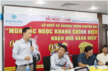 16 kách hàng đầu tiên nhận quà sành điệu từ Sắc Ngọc Khang