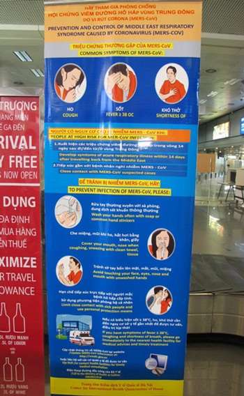 Dịch bệnh do virus Corona có nguy cơ xâm nhập vào nước ta - 1 Nhiều tấm áp-phích được dựng tại các cửa khẩu sân bay quốc tế.